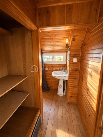 DESCRIPTION

À Neuf-Marché (Seine-Maritime, 76), cette maison lumineuse de 105 m² développe quatre chambres et un bureau répartis sur deux niveaux, un grand séjour et un salon, sur un terrain de 2 550 m². Double vitrage sur l'ensemble du bien, sous-sol partiel, terrasse et nombreux volumes de rangement composent un ensemble familial spacieux, avec une marge de personnalisation sur certaines pièces.

REZ-DE-CHAUSSÉE

La maison dispose de deux entrées, un confort pratique au quotidien pour séparer les usages ou faciliter les accès depuis l'extérieur. Le grand séjour constitue le cœur de la maison et s'ouvre sur la cuisine. Il est complété par un salon, lui aussi de belle taille : deux espaces de vie distincts qui permettent de séparer la détente de la réception ou des repas. Ce niveau accueille également une chambre dotée de placards intégrés, permettant une organisation de plain-pied, ainsi qu'une salle de bain et un WC séparé.

À L'ÉTAGE

Un couloir dessert trois chambres, un bureau, un WC séparé et une douche. La plus grande chambre offre un vrai volume. Une autre chambre, agrandie et équipée d'un point d'eau, donne sur une pièce de bonne surface dotée de rangements, un espace modulable utilisable en dressing, en salle de jeux ou en rangement complémentaire. Le bureau permet de dédier un espace au télétravail, ou de servir de pièce d'appoint selon les besoins. La maison compte ainsi quatre chambres et un bureau, avec des sanitaires à chaque niveau, une configuration adaptée aux familles.

SOUS-SOL

Le sous-sol partiel apporte un volume complémentaire à la surface habitable, utilisable en rangement, atelier ou buanderie selon les besoins du foyer.

EXTÉRIEUR

Le terrain de 2 550 m² offre un espace extérieur particulièrement généreux, propice à l'aménagement paysager, à un potager, aux activités de plein air ou à un projet complémentaire. Une petite terrasse prolonge la maison et permet de profiter des beaux jours.

CONFORT ET LUMINOSITÉ

La maison bénéficie d'une bonne luminosité naturelle sur l'ensemble des pièces. Elle est équipée du double vitrage partout, un confort thermique et acoustique déjà en place qui évite ce poste de dépense après l'achat.

ENVIRONNEMENT ET ACCÈS

Neuf-Marché est une commune de Seine-Maritime située aux portes du pays de Bray, dans un cadre rural et verdoyant. Elle se trouve à proximité de Gournay-en-Bray et de Gisors, qui regroupent commerces, établissements scolaires et services du quotidien, avec un accès à la gare de Gisors vers l'Île-de-France.

POINTS À NOTER

Des travaux sont à prévoir dans la cuisine et la salle de bain, laissant à l'acquéreur la possibilité de les aménager selon ses goûts. Ce bien s'adresse aux familles recherchant du volume, quatre chambres et un bureau, deux espaces de vie et un très grand terrain dans un environnement calme.

Une maison familiale lumineuse de 105 m², avec quatre chambres, bureau et terrain de 2 550 m², à Neuf-Marché.