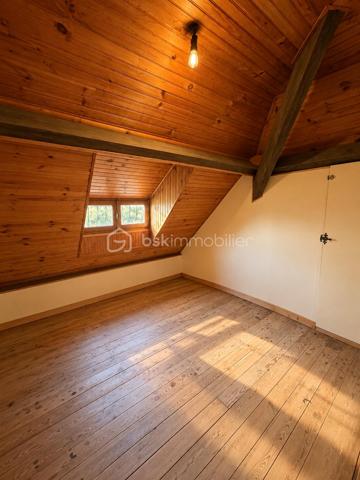 DESCRIPTION

À Neuf-Marché (Seine-Maritime, 76), cette maison lumineuse de 105 m² développe quatre chambres et un bureau répartis sur deux niveaux, un grand séjour et un salon, sur un terrain de 2 550 m². Double vitrage sur l'ensemble du bien, sous-sol partiel, terrasse et nombreux volumes de rangement composent un ensemble familial spacieux, avec une marge de personnalisation sur certaines pièces.

REZ-DE-CHAUSSÉE

La maison dispose de deux entrées, un confort pratique au quotidien pour séparer les usages ou faciliter les accès depuis l'extérieur. Le grand séjour constitue le cœur de la maison et s'ouvre sur la cuisine. Il est complété par un salon, lui aussi de belle taille : deux espaces de vie distincts qui permettent de séparer la détente de la réception ou des repas. Ce niveau accueille également une chambre dotée de placards intégrés, permettant une organisation de plain-pied, ainsi qu'une salle de bain et un WC séparé.

À L'ÉTAGE

Un couloir dessert trois chambres, un bureau, un WC séparé et une douche. La plus grande chambre offre un vrai volume. Une autre chambre, agrandie et équipée d'un point d'eau, donne sur une pièce de bonne surface dotée de rangements, un espace modulable utilisable en dressing, en salle de jeux ou en rangement complémentaire. Le bureau permet de dédier un espace au télétravail, ou de servir de pièce d'appoint selon les besoins. La maison compte ainsi quatre chambres et un bureau, avec des sanitaires à chaque niveau, une configuration adaptée aux familles.

SOUS-SOL

Le sous-sol partiel apporte un volume complémentaire à la surface habitable, utilisable en rangement, atelier ou buanderie selon les besoins du foyer.

EXTÉRIEUR

Le terrain de 2 550 m² offre un espace extérieur particulièrement généreux, propice à l'aménagement paysager, à un potager, aux activités de plein air ou à un projet complémentaire. Une petite terrasse prolonge la maison et permet de profiter des beaux jours.

CONFORT ET LUMINOSITÉ

La maison bénéficie d'une bonne luminosité naturelle sur l'ensemble des pièces. Elle est équipée du double vitrage partout, un confort thermique et acoustique déjà en place qui évite ce poste de dépense après l'achat.

ENVIRONNEMENT ET ACCÈS

Neuf-Marché est une commune de Seine-Maritime située aux portes du pays de Bray, dans un cadre rural et verdoyant. Elle se trouve à proximité de Gournay-en-Bray et de Gisors, qui regroupent commerces, établissements scolaires et services du quotidien, avec un accès à la gare de Gisors vers l'Île-de-France.

POINTS À NOTER

Des travaux sont à prévoir dans la cuisine et la salle de bain, laissant à l'acquéreur la possibilité de les aménager selon ses goûts. Ce bien s'adresse aux familles recherchant du volume, quatre chambres et un bureau, deux espaces de vie et un très grand terrain dans un environnement calme.

Une maison familiale lumineuse de 105 m², avec quatre chambres, bureau et terrain de 2 550 m², à Neuf-Marché.