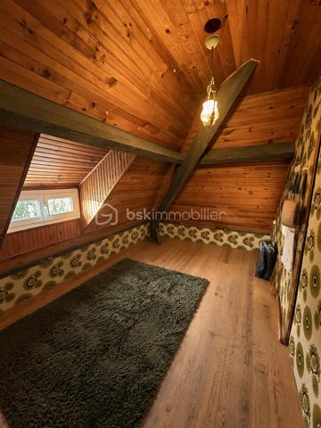 DESCRIPTION

À Neuf-Marché (Seine-Maritime, 76), cette maison lumineuse de 105 m² développe quatre chambres et un bureau répartis sur deux niveaux, un grand séjour et un salon, sur un terrain de 2 550 m². Double vitrage sur l'ensemble du bien, sous-sol partiel, terrasse et nombreux volumes de rangement composent un ensemble familial spacieux, avec une marge de personnalisation sur certaines pièces.

REZ-DE-CHAUSSÉE

La maison dispose de deux entrées, un confort pratique au quotidien pour séparer les usages ou faciliter les accès depuis l'extérieur. Le grand séjour constitue le cœur de la maison et s'ouvre sur la cuisine. Il est complété par un salon, lui aussi de belle taille : deux espaces de vie distincts qui permettent de séparer la détente de la réception ou des repas. Ce niveau accueille également une chambre dotée de placards intégrés, permettant une organisation de plain-pied, ainsi qu'une salle de bain et un WC séparé.

À L'ÉTAGE

Un couloir dessert trois chambres, un bureau, un WC séparé et une douche. La plus grande chambre offre un vrai volume. Une autre chambre, agrandie et équipée d'un point d'eau, donne sur une pièce de bonne surface dotée de rangements, un espace modulable utilisable en dressing, en salle de jeux ou en rangement complémentaire. Le bureau permet de dédier un espace au télétravail, ou de servir de pièce d'appoint selon les besoins. La maison compte ainsi quatre chambres et un bureau, avec des sanitaires à chaque niveau, une configuration adaptée aux familles.

SOUS-SOL

Le sous-sol partiel apporte un volume complémentaire à la surface habitable, utilisable en rangement, atelier ou buanderie selon les besoins du foyer.

EXTÉRIEUR

Le terrain de 2 550 m² offre un espace extérieur particulièrement généreux, propice à l'aménagement paysager, à un potager, aux activités de plein air ou à un projet complémentaire. Une petite terrasse prolonge la maison et permet de profiter des beaux jours.

CONFORT ET LUMINOSITÉ

La maison bénéficie d'une bonne luminosité naturelle sur l'ensemble des pièces. Elle est équipée du double vitrage partout, un confort thermique et acoustique déjà en place qui évite ce poste de dépense après l'achat.

ENVIRONNEMENT ET ACCÈS

Neuf-Marché est une commune de Seine-Maritime située aux portes du pays de Bray, dans un cadre rural et verdoyant. Elle se trouve à proximité de Gournay-en-Bray et de Gisors, qui regroupent commerces, établissements scolaires et services du quotidien, avec un accès à la gare de Gisors vers l'Île-de-France.

POINTS À NOTER

Des travaux sont à prévoir dans la cuisine et la salle de bain, laissant à l'acquéreur la possibilité de les aménager selon ses goûts. Ce bien s'adresse aux familles recherchant du volume, quatre chambres et un bureau, deux espaces de vie et un très grand terrain dans un environnement calme.

Une maison familiale lumineuse de 105 m², avec quatre chambres, bureau et terrain de 2 550 m², à Neuf-Marché.