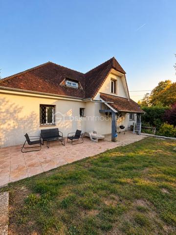 DESCRIPTION

À Neuf-Marché (Seine-Maritime, 76), cette maison lumineuse de 105 m² développe quatre chambres et un bureau répartis sur deux niveaux, un grand séjour et un salon, sur un terrain de 2 550 m². Double vitrage sur l'ensemble du bien, sous-sol partiel, terrasse et nombreux volumes de rangement composent un ensemble familial spacieux, avec une marge de personnalisation sur certaines pièces.

REZ-DE-CHAUSSÉE

La maison dispose de deux entrées, un confort pratique au quotidien pour séparer les usages ou faciliter les accès depuis l'extérieur. Le grand séjour constitue le cœur de la maison et s'ouvre sur la cuisine. Il est complété par un salon, lui aussi de belle taille : deux espaces de vie distincts qui permettent de séparer la détente de la réception ou des repas. Ce niveau accueille également une chambre dotée de placards intégrés, permettant une organisation de plain-pied, ainsi qu'une salle de bain et un WC séparé.

À L'ÉTAGE

Un couloir dessert trois chambres, un bureau, un WC séparé et une douche. La plus grande chambre offre un vrai volume. Une autre chambre, agrandie et équipée d'un point d'eau, donne sur une pièce de bonne surface dotée de rangements, un espace modulable utilisable en dressing, en salle de jeux ou en rangement complémentaire. Le bureau permet de dédier un espace au télétravail, ou de servir de pièce d'appoint selon les besoins. La maison compte ainsi quatre chambres et un bureau, avec des sanitaires à chaque niveau, une configuration adaptée aux familles.

SOUS-SOL

Le sous-sol partiel apporte un volume complémentaire à la surface habitable, utilisable en rangement, atelier ou buanderie selon les besoins du foyer.

EXTÉRIEUR

Le terrain de 2 550 m² offre un espace extérieur particulièrement généreux, propice à l'aménagement paysager, à un potager, aux activités de plein air ou à un projet complémentaire. Une petite terrasse prolonge la maison et permet de profiter des beaux jours.

CONFORT ET LUMINOSITÉ

La maison bénéficie d'une bonne luminosité naturelle sur l'ensemble des pièces. Elle est équipée du double vitrage partout, un confort thermique et acoustique déjà en place qui évite ce poste de dépense après l'achat.

ENVIRONNEMENT ET ACCÈS

Neuf-Marché est une commune de Seine-Maritime située aux portes du pays de Bray, dans un cadre rural et verdoyant. Elle se trouve à proximité de Gournay-en-Bray et de Gisors, qui regroupent commerces, établissements scolaires et services du quotidien, avec un accès à la gare de Gisors vers l'Île-de-France.

POINTS À NOTER

Des travaux sont à prévoir dans la cuisine et la salle de bain, laissant à l'acquéreur la possibilité de les aménager selon ses goûts. Ce bien s'adresse aux familles recherchant du volume, quatre chambres et un bureau, deux espaces de vie et un très grand terrain dans un environnement calme.

Une maison familiale lumineuse de 105 m², avec quatre chambres, bureau et terrain de 2 550 m², à Neuf-Marché.