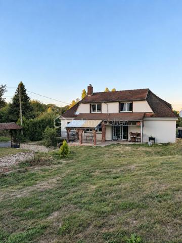 DESCRIPTION

À Neuf-Marché (Seine-Maritime, 76), cette maison lumineuse de 105 m² développe quatre chambres et un bureau répartis sur deux niveaux, un grand séjour et un salon, sur un terrain de 2 550 m². Double vitrage sur l'ensemble du bien, sous-sol partiel, terrasse et nombreux volumes de rangement composent un ensemble familial spacieux, avec une marge de personnalisation sur certaines pièces.

REZ-DE-CHAUSSÉE

La maison dispose de deux entrées, un confort pratique au quotidien pour séparer les usages ou faciliter les accès depuis l'extérieur. Le grand séjour constitue le cœur de la maison et s'ouvre sur la cuisine. Il est complété par un salon, lui aussi de belle taille : deux espaces de vie distincts qui permettent de séparer la détente de la réception ou des repas. Ce niveau accueille également une chambre dotée de placards intégrés, permettant une organisation de plain-pied, ainsi qu'une salle de bain et un WC séparé.

À L'ÉTAGE

Un couloir dessert trois chambres, un bureau, un WC séparé et une douche. La plus grande chambre offre un vrai volume. Une autre chambre, agrandie et équipée d'un point d'eau, donne sur une pièce de bonne surface dotée de rangements, un espace modulable utilisable en dressing, en salle de jeux ou en rangement complémentaire. Le bureau permet de dédier un espace au télétravail, ou de servir de pièce d'appoint selon les besoins. La maison compte ainsi quatre chambres et un bureau, avec des sanitaires à chaque niveau, une configuration adaptée aux familles.

SOUS-SOL

Le sous-sol partiel apporte un volume complémentaire à la surface habitable, utilisable en rangement, atelier ou buanderie selon les besoins du foyer.

EXTÉRIEUR

Le terrain de 2 550 m² offre un espace extérieur particulièrement généreux, propice à l'aménagement paysager, à un potager, aux activités de plein air ou à un projet complémentaire. Une petite terrasse prolonge la maison et permet de profiter des beaux jours.

CONFORT ET LUMINOSITÉ

La maison bénéficie d'une bonne luminosité naturelle sur l'ensemble des pièces. Elle est équipée du double vitrage partout, un confort thermique et acoustique déjà en place qui évite ce poste de dépense après l'achat.

ENVIRONNEMENT ET ACCÈS

Neuf-Marché est une commune de Seine-Maritime située aux portes du pays de Bray, dans un cadre rural et verdoyant. Elle se trouve à proximité de Gournay-en-Bray et de Gisors, qui regroupent commerces, établissements scolaires et services du quotidien, avec un accès à la gare de Gisors vers l'Île-de-France.

POINTS À NOTER

Des travaux sont à prévoir dans la cuisine et la salle de bain, laissant à l'acquéreur la possibilité de les aménager selon ses goûts. Ce bien s'adresse aux familles recherchant du volume, quatre chambres et un bureau, deux espaces de vie et un très grand terrain dans un environnement calme.

Une maison familiale lumineuse de 105 m², avec quatre chambres, bureau et terrain de 2 550 m², à Neuf-Marché.