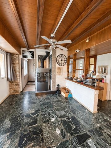 DESCRIPTION

À Neuf-Marché (Seine-Maritime, 76), cette maison lumineuse de 105 m² développe quatre chambres et un bureau répartis sur deux niveaux, un grand séjour et un salon, sur un terrain de 2 550 m². Double vitrage sur l'ensemble du bien, sous-sol partiel, terrasse et nombreux volumes de rangement composent un ensemble familial spacieux, avec une marge de personnalisation sur certaines pièces.

REZ-DE-CHAUSSÉE

La maison dispose de deux entrées, un confort pratique au quotidien pour séparer les usages ou faciliter les accès depuis l'extérieur. Le grand séjour constitue le cœur de la maison et s'ouvre sur la cuisine. Il est complété par un salon, lui aussi de belle taille : deux espaces de vie distincts qui permettent de séparer la détente de la réception ou des repas. Ce niveau accueille également une chambre dotée de placards intégrés, permettant une organisation de plain-pied, ainsi qu'une salle de bain et un WC séparé.

À L'ÉTAGE

Un couloir dessert trois chambres, un bureau, un WC séparé et une douche. La plus grande chambre offre un vrai volume. Une autre chambre, agrandie et équipée d'un point d'eau, donne sur une pièce de bonne surface dotée de rangements, un espace modulable utilisable en dressing, en salle de jeux ou en rangement complémentaire. Le bureau permet de dédier un espace au télétravail, ou de servir de pièce d'appoint selon les besoins. La maison compte ainsi quatre chambres et un bureau, avec des sanitaires à chaque niveau, une configuration adaptée aux familles.

SOUS-SOL

Le sous-sol partiel apporte un volume complémentaire à la surface habitable, utilisable en rangement, atelier ou buanderie selon les besoins du foyer.

EXTÉRIEUR

Le terrain de 2 550 m² offre un espace extérieur particulièrement généreux, propice à l'aménagement paysager, à un potager, aux activités de plein air ou à un projet complémentaire. Une petite terrasse prolonge la maison et permet de profiter des beaux jours.

CONFORT ET LUMINOSITÉ

La maison bénéficie d'une bonne luminosité naturelle sur l'ensemble des pièces. Elle est équipée du double vitrage partout, un confort thermique et acoustique déjà en place qui évite ce poste de dépense après l'achat.

ENVIRONNEMENT ET ACCÈS

Neuf-Marché est une commune de Seine-Maritime située aux portes du pays de Bray, dans un cadre rural et verdoyant. Elle se trouve à proximité de Gournay-en-Bray et de Gisors, qui regroupent commerces, établissements scolaires et services du quotidien, avec un accès à la gare de Gisors vers l'Île-de-France.

POINTS À NOTER

Des travaux sont à prévoir dans la cuisine et la salle de bain, laissant à l'acquéreur la possibilité de les aménager selon ses goûts. Ce bien s'adresse aux familles recherchant du volume, quatre chambres et un bureau, deux espaces de vie et un très grand terrain dans un environnement calme.

Une maison familiale lumineuse de 105 m², avec quatre chambres, bureau et terrain de 2 550 m², à Neuf-Marché.