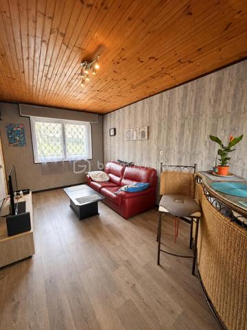 DESCRIPTION

À Neuf-Marché (Seine-Maritime, 76), cette maison lumineuse de 105 m² développe quatre chambres et un bureau répartis sur deux niveaux, un grand séjour et un salon, sur un terrain de 2 550 m². Double vitrage sur l'ensemble du bien, sous-sol partiel, terrasse et nombreux volumes de rangement composent un ensemble familial spacieux, avec une marge de personnalisation sur certaines pièces.

REZ-DE-CHAUSSÉE

La maison dispose de deux entrées, un confort pratique au quotidien pour séparer les usages ou faciliter les accès depuis l'extérieur. Le grand séjour constitue le cœur de la maison et s'ouvre sur la cuisine. Il est complété par un salon, lui aussi de belle taille : deux espaces de vie distincts qui permettent de séparer la détente de la réception ou des repas. Ce niveau accueille également une chambre dotée de placards intégrés, permettant une organisation de plain-pied, ainsi qu'une salle de bain et un WC séparé.

À L'ÉTAGE

Un couloir dessert trois chambres, un bureau, un WC séparé et une douche. La plus grande chambre offre un vrai volume. Une autre chambre, agrandie et équipée d'un point d'eau, donne sur une pièce de bonne surface dotée de rangements, un espace modulable utilisable en dressing, en salle de jeux ou en rangement complémentaire. Le bureau permet de dédier un espace au télétravail, ou de servir de pièce d'appoint selon les besoins. La maison compte ainsi quatre chambres et un bureau, avec des sanitaires à chaque niveau, une configuration adaptée aux familles.

SOUS-SOL

Le sous-sol partiel apporte un volume complémentaire à la surface habitable, utilisable en rangement, atelier ou buanderie selon les besoins du foyer.

EXTÉRIEUR

Le terrain de 2 550 m² offre un espace extérieur particulièrement généreux, propice à l'aménagement paysager, à un potager, aux activités de plein air ou à un projet complémentaire. Une petite terrasse prolonge la maison et permet de profiter des beaux jours.

CONFORT ET LUMINOSITÉ

La maison bénéficie d'une bonne luminosité naturelle sur l'ensemble des pièces. Elle est équipée du double vitrage partout, un confort thermique et acoustique déjà en place qui évite ce poste de dépense après l'achat.

ENVIRONNEMENT ET ACCÈS

Neuf-Marché est une commune de Seine-Maritime située aux portes du pays de Bray, dans un cadre rural et verdoyant. Elle se trouve à proximité de Gournay-en-Bray et de Gisors, qui regroupent commerces, établissements scolaires et services du quotidien, avec un accès à la gare de Gisors vers l'Île-de-France.

POINTS À NOTER

Des travaux sont à prévoir dans la cuisine et la salle de bain, laissant à l'acquéreur la possibilité de les aménager selon ses goûts. Ce bien s'adresse aux familles recherchant du volume, quatre chambres et un bureau, deux espaces de vie et un très grand terrain dans un environnement calme.

Une maison familiale lumineuse de 105 m², avec quatre chambres, bureau et terrain de 2 550 m², à Neuf-Marché.