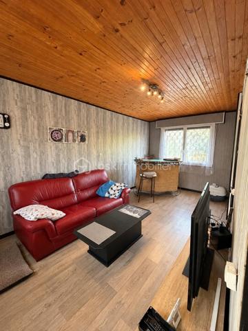 DESCRIPTION

À Neuf-Marché (Seine-Maritime, 76), cette maison lumineuse de 105 m² développe quatre chambres et un bureau répartis sur deux niveaux, un grand séjour et un salon, sur un terrain de 2 550 m². Double vitrage sur l'ensemble du bien, sous-sol partiel, terrasse et nombreux volumes de rangement composent un ensemble familial spacieux, avec une marge de personnalisation sur certaines pièces.

REZ-DE-CHAUSSÉE

La maison dispose de deux entrées, un confort pratique au quotidien pour séparer les usages ou faciliter les accès depuis l'extérieur. Le grand séjour constitue le cœur de la maison et s'ouvre sur la cuisine. Il est complété par un salon, lui aussi de belle taille : deux espaces de vie distincts qui permettent de séparer la détente de la réception ou des repas. Ce niveau accueille également une chambre dotée de placards intégrés, permettant une organisation de plain-pied, ainsi qu'une salle de bain et un WC séparé.

À L'ÉTAGE

Un couloir dessert trois chambres, un bureau, un WC séparé et une douche. La plus grande chambre offre un vrai volume. Une autre chambre, agrandie et équipée d'un point d'eau, donne sur une pièce de bonne surface dotée de rangements, un espace modulable utilisable en dressing, en salle de jeux ou en rangement complémentaire. Le bureau permet de dédier un espace au télétravail, ou de servir de pièce d'appoint selon les besoins. La maison compte ainsi quatre chambres et un bureau, avec des sanitaires à chaque niveau, une configuration adaptée aux familles.

SOUS-SOL

Le sous-sol partiel apporte un volume complémentaire à la surface habitable, utilisable en rangement, atelier ou buanderie selon les besoins du foyer.

EXTÉRIEUR

Le terrain de 2 550 m² offre un espace extérieur particulièrement généreux, propice à l'aménagement paysager, à un potager, aux activités de plein air ou à un projet complémentaire. Une petite terrasse prolonge la maison et permet de profiter des beaux jours.

CONFORT ET LUMINOSITÉ

La maison bénéficie d'une bonne luminosité naturelle sur l'ensemble des pièces. Elle est équipée du double vitrage partout, un confort thermique et acoustique déjà en place qui évite ce poste de dépense après l'achat.

ENVIRONNEMENT ET ACCÈS

Neuf-Marché est une commune de Seine-Maritime située aux portes du pays de Bray, dans un cadre rural et verdoyant. Elle se trouve à proximité de Gournay-en-Bray et de Gisors, qui regroupent commerces, établissements scolaires et services du quotidien, avec un accès à la gare de Gisors vers l'Île-de-France.

POINTS À NOTER

Des travaux sont à prévoir dans la cuisine et la salle de bain, laissant à l'acquéreur la possibilité de les aménager selon ses goûts. Ce bien s'adresse aux familles recherchant du volume, quatre chambres et un bureau, deux espaces de vie et un très grand terrain dans un environnement calme.

Une maison familiale lumineuse de 105 m², avec quatre chambres, bureau et terrain de 2 550 m², à Neuf-Marché.