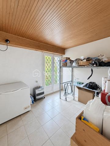 DESCRIPTION

À Neuf-Marché (Seine-Maritime, 76), cette maison lumineuse de 105 m² développe quatre chambres et un bureau répartis sur deux niveaux, un grand séjour et un salon, sur un terrain de 2 550 m². Double vitrage sur l'ensemble du bien, sous-sol partiel, terrasse et nombreux volumes de rangement composent un ensemble familial spacieux, avec une marge de personnalisation sur certaines pièces.

REZ-DE-CHAUSSÉE

La maison dispose de deux entrées, un confort pratique au quotidien pour séparer les usages ou faciliter les accès depuis l'extérieur. Le grand séjour constitue le cœur de la maison et s'ouvre sur la cuisine. Il est complété par un salon, lui aussi de belle taille : deux espaces de vie distincts qui permettent de séparer la détente de la réception ou des repas. Ce niveau accueille également une chambre dotée de placards intégrés, permettant une organisation de plain-pied, ainsi qu'une salle de bain et un WC séparé.

À L'ÉTAGE

Un couloir dessert trois chambres, un bureau, un WC séparé et une douche. La plus grande chambre offre un vrai volume. Une autre chambre, agrandie et équipée d'un point d'eau, donne sur une pièce de bonne surface dotée de rangements, un espace modulable utilisable en dressing, en salle de jeux ou en rangement complémentaire. Le bureau permet de dédier un espace au télétravail, ou de servir de pièce d'appoint selon les besoins. La maison compte ainsi quatre chambres et un bureau, avec des sanitaires à chaque niveau, une configuration adaptée aux familles.

SOUS-SOL

Le sous-sol partiel apporte un volume complémentaire à la surface habitable, utilisable en rangement, atelier ou buanderie selon les besoins du foyer.

EXTÉRIEUR

Le terrain de 2 550 m² offre un espace extérieur particulièrement généreux, propice à l'aménagement paysager, à un potager, aux activités de plein air ou à un projet complémentaire. Une petite terrasse prolonge la maison et permet de profiter des beaux jours.

CONFORT ET LUMINOSITÉ

La maison bénéficie d'une bonne luminosité naturelle sur l'ensemble des pièces. Elle est équipée du double vitrage partout, un confort thermique et acoustique déjà en place qui évite ce poste de dépense après l'achat.

ENVIRONNEMENT ET ACCÈS

Neuf-Marché est une commune de Seine-Maritime située aux portes du pays de Bray, dans un cadre rural et verdoyant. Elle se trouve à proximité de Gournay-en-Bray et de Gisors, qui regroupent commerces, établissements scolaires et services du quotidien, avec un accès à la gare de Gisors vers l'Île-de-France.

POINTS À NOTER

Des travaux sont à prévoir dans la cuisine et la salle de bain, laissant à l'acquéreur la possibilité de les aménager selon ses goûts. Ce bien s'adresse aux familles recherchant du volume, quatre chambres et un bureau, deux espaces de vie et un très grand terrain dans un environnement calme.

Une maison familiale lumineuse de 105 m², avec quatre chambres, bureau et terrain de 2 550 m², à Neuf-Marché.