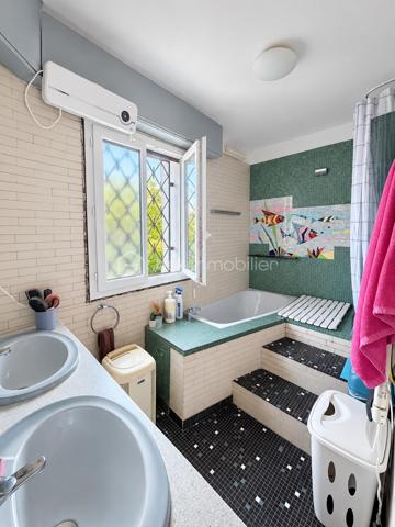 DESCRIPTION

À Neuf-Marché (Seine-Maritime, 76), cette maison lumineuse de 105 m² développe quatre chambres et un bureau répartis sur deux niveaux, un grand séjour et un salon, sur un terrain de 2 550 m². Double vitrage sur l'ensemble du bien, sous-sol partiel, terrasse et nombreux volumes de rangement composent un ensemble familial spacieux, avec une marge de personnalisation sur certaines pièces.

REZ-DE-CHAUSSÉE

La maison dispose de deux entrées, un confort pratique au quotidien pour séparer les usages ou faciliter les accès depuis l'extérieur. Le grand séjour constitue le cœur de la maison et s'ouvre sur la cuisine. Il est complété par un salon, lui aussi de belle taille : deux espaces de vie distincts qui permettent de séparer la détente de la réception ou des repas. Ce niveau accueille également une chambre dotée de placards intégrés, permettant une organisation de plain-pied, ainsi qu'une salle de bain et un WC séparé.

À L'ÉTAGE

Un couloir dessert trois chambres, un bureau, un WC séparé et une douche. La plus grande chambre offre un vrai volume. Une autre chambre, agrandie et équipée d'un point d'eau, donne sur une pièce de bonne surface dotée de rangements, un espace modulable utilisable en dressing, en salle de jeux ou en rangement complémentaire. Le bureau permet de dédier un espace au télétravail, ou de servir de pièce d'appoint selon les besoins. La maison compte ainsi quatre chambres et un bureau, avec des sanitaires à chaque niveau, une configuration adaptée aux familles.

SOUS-SOL

Le sous-sol partiel apporte un volume complémentaire à la surface habitable, utilisable en rangement, atelier ou buanderie selon les besoins du foyer.

EXTÉRIEUR

Le terrain de 2 550 m² offre un espace extérieur particulièrement généreux, propice à l'aménagement paysager, à un potager, aux activités de plein air ou à un projet complémentaire. Une petite terrasse prolonge la maison et permet de profiter des beaux jours.

CONFORT ET LUMINOSITÉ

La maison bénéficie d'une bonne luminosité naturelle sur l'ensemble des pièces. Elle est équipée du double vitrage partout, un confort thermique et acoustique déjà en place qui évite ce poste de dépense après l'achat.

ENVIRONNEMENT ET ACCÈS

Neuf-Marché est une commune de Seine-Maritime située aux portes du pays de Bray, dans un cadre rural et verdoyant. Elle se trouve à proximité de Gournay-en-Bray et de Gisors, qui regroupent commerces, établissements scolaires et services du quotidien, avec un accès à la gare de Gisors vers l'Île-de-France.

POINTS À NOTER

Des travaux sont à prévoir dans la cuisine et la salle de bain, laissant à l'acquéreur la possibilité de les aménager selon ses goûts. Ce bien s'adresse aux familles recherchant du volume, quatre chambres et un bureau, deux espaces de vie et un très grand terrain dans un environnement calme.

Une maison familiale lumineuse de 105 m², avec quatre chambres, bureau et terrain de 2 550 m², à Neuf-Marché.