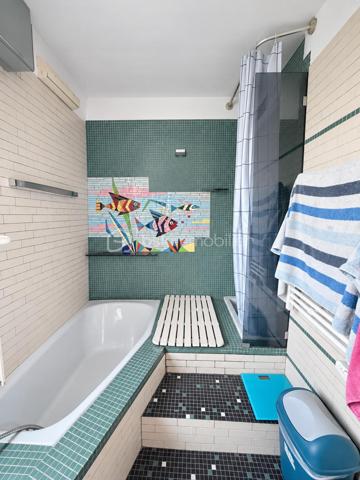 DESCRIPTION

À Neuf-Marché (Seine-Maritime, 76), cette maison lumineuse de 105 m² développe quatre chambres et un bureau répartis sur deux niveaux, un grand séjour et un salon, sur un terrain de 2 550 m². Double vitrage sur l'ensemble du bien, sous-sol partiel, terrasse et nombreux volumes de rangement composent un ensemble familial spacieux, avec une marge de personnalisation sur certaines pièces.

REZ-DE-CHAUSSÉE

La maison dispose de deux entrées, un confort pratique au quotidien pour séparer les usages ou faciliter les accès depuis l'extérieur. Le grand séjour constitue le cœur de la maison et s'ouvre sur la cuisine. Il est complété par un salon, lui aussi de belle taille : deux espaces de vie distincts qui permettent de séparer la détente de la réception ou des repas. Ce niveau accueille également une chambre dotée de placards intégrés, permettant une organisation de plain-pied, ainsi qu'une salle de bain et un WC séparé.

À L'ÉTAGE

Un couloir dessert trois chambres, un bureau, un WC séparé et une douche. La plus grande chambre offre un vrai volume. Une autre chambre, agrandie et équipée d'un point d'eau, donne sur une pièce de bonne surface dotée de rangements, un espace modulable utilisable en dressing, en salle de jeux ou en rangement complémentaire. Le bureau permet de dédier un espace au télétravail, ou de servir de pièce d'appoint selon les besoins. La maison compte ainsi quatre chambres et un bureau, avec des sanitaires à chaque niveau, une configuration adaptée aux familles.

SOUS-SOL

Le sous-sol partiel apporte un volume complémentaire à la surface habitable, utilisable en rangement, atelier ou buanderie selon les besoins du foyer.

EXTÉRIEUR

Le terrain de 2 550 m² offre un espace extérieur particulièrement généreux, propice à l'aménagement paysager, à un potager, aux activités de plein air ou à un projet complémentaire. Une petite terrasse prolonge la maison et permet de profiter des beaux jours.

CONFORT ET LUMINOSITÉ

La maison bénéficie d'une bonne luminosité naturelle sur l'ensemble des pièces. Elle est équipée du double vitrage partout, un confort thermique et acoustique déjà en place qui évite ce poste de dépense après l'achat.

ENVIRONNEMENT ET ACCÈS

Neuf-Marché est une commune de Seine-Maritime située aux portes du pays de Bray, dans un cadre rural et verdoyant. Elle se trouve à proximité de Gournay-en-Bray et de Gisors, qui regroupent commerces, établissements scolaires et services du quotidien, avec un accès à la gare de Gisors vers l'Île-de-France.

POINTS À NOTER

Des travaux sont à prévoir dans la cuisine et la salle de bain, laissant à l'acquéreur la possibilité de les aménager selon ses goûts. Ce bien s'adresse aux familles recherchant du volume, quatre chambres et un bureau, deux espaces de vie et un très grand terrain dans un environnement calme.

Une maison familiale lumineuse de 105 m², avec quatre chambres, bureau et terrain de 2 550 m², à Neuf-Marché.