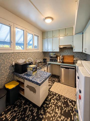 DESCRIPTION

À Neuf-Marché (Seine-Maritime, 76), cette maison lumineuse de 105 m² développe quatre chambres et un bureau répartis sur deux niveaux, un grand séjour et un salon, sur un terrain de 2 550 m². Double vitrage sur l'ensemble du bien, sous-sol partiel, terrasse et nombreux volumes de rangement composent un ensemble familial spacieux, avec une marge de personnalisation sur certaines pièces.

REZ-DE-CHAUSSÉE

La maison dispose de deux entrées, un confort pratique au quotidien pour séparer les usages ou faciliter les accès depuis l'extérieur. Le grand séjour constitue le cœur de la maison et s'ouvre sur la cuisine. Il est complété par un salon, lui aussi de belle taille : deux espaces de vie distincts qui permettent de séparer la détente de la réception ou des repas. Ce niveau accueille également une chambre dotée de placards intégrés, permettant une organisation de plain-pied, ainsi qu'une salle de bain et un WC séparé.

À L'ÉTAGE

Un couloir dessert trois chambres, un bureau, un WC séparé et une douche. La plus grande chambre offre un vrai volume. Une autre chambre, agrandie et équipée d'un point d'eau, donne sur une pièce de bonne surface dotée de rangements, un espace modulable utilisable en dressing, en salle de jeux ou en rangement complémentaire. Le bureau permet de dédier un espace au télétravail, ou de servir de pièce d'appoint selon les besoins. La maison compte ainsi quatre chambres et un bureau, avec des sanitaires à chaque niveau, une configuration adaptée aux familles.

SOUS-SOL

Le sous-sol partiel apporte un volume complémentaire à la surface habitable, utilisable en rangement, atelier ou buanderie selon les besoins du foyer.

EXTÉRIEUR

Le terrain de 2 550 m² offre un espace extérieur particulièrement généreux, propice à l'aménagement paysager, à un potager, aux activités de plein air ou à un projet complémentaire. Une petite terrasse prolonge la maison et permet de profiter des beaux jours.

CONFORT ET LUMINOSITÉ

La maison bénéficie d'une bonne luminosité naturelle sur l'ensemble des pièces. Elle est équipée du double vitrage partout, un confort thermique et acoustique déjà en place qui évite ce poste de dépense après l'achat.

ENVIRONNEMENT ET ACCÈS

Neuf-Marché est une commune de Seine-Maritime située aux portes du pays de Bray, dans un cadre rural et verdoyant. Elle se trouve à proximité de Gournay-en-Bray et de Gisors, qui regroupent commerces, établissements scolaires et services du quotidien, avec un accès à la gare de Gisors vers l'Île-de-France.

POINTS À NOTER

Des travaux sont à prévoir dans la cuisine et la salle de bain, laissant à l'acquéreur la possibilité de les aménager selon ses goûts. Ce bien s'adresse aux familles recherchant du volume, quatre chambres et un bureau, deux espaces de vie et un très grand terrain dans un environnement calme.

Une maison familiale lumineuse de 105 m², avec quatre chambres, bureau et terrain de 2 550 m², à Neuf-Marché.