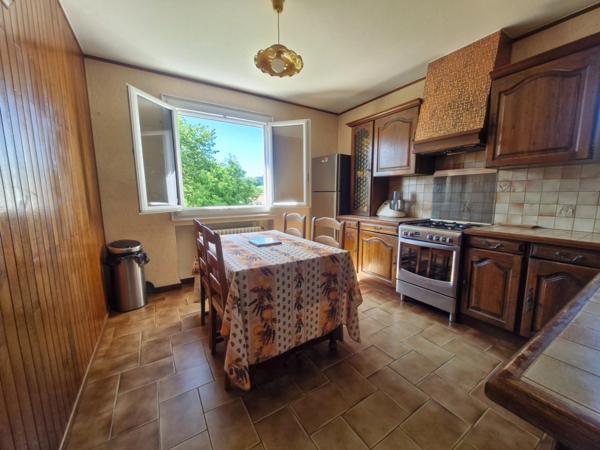MAISON DE 100M² AVEC 4 CHAMBRES ET BEAU TERRAIN PLAT DE 1382M² ET POSSIBILITE DE DIVISION PARCELLAIRE SUR SECTEUR TRES CALME A UNIEUX