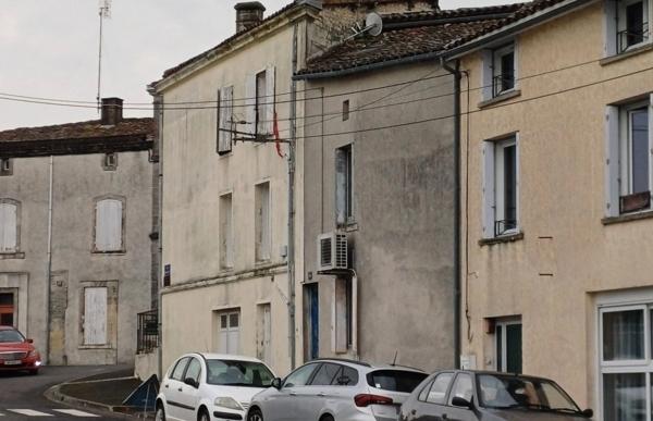 Dpt Charente (16), à vendre BARBEZIEUX SAINT HILAIRE maison 3 pièces