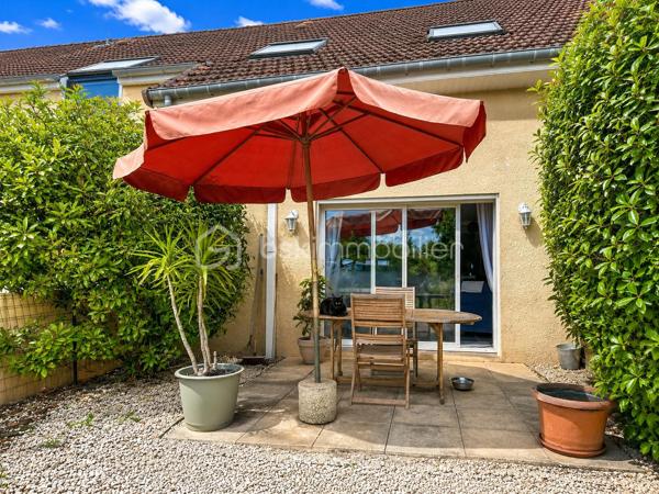 ✨En exclusivité chez BSK Immobilier !✨

🏠Venez découvrir cette charmante maison mitoyenne, entièrement rénovée en 2011, idéalement situé dans un environnement calme et agréable.

Au rez-de-chaussée, vous serez séduit par une entrée desservant une belle pièce de vie lumineuse avec salon/séjour, ouverte sur une cuisine aménagée et équipée. Cet espace convivial offre un accès direct à une agréable terrasse ainsi qu'à un jardin privatif, parfait pour profiter des beaux jours. Un WC indépendant avec un espace buanderie/cellier complète ce niveau.

À l'étage, un palier dessert trois belles chambres ainsi qu'une salle de bains avec WC.

❤️Les + de ce bien :

* Construction 2011
* Terrasse et jardin privatif
* Fenêtres en PVC double vitrage
* Volets roulants
* Climatisation réversible
* Installation électrique conforme
* Environnement calme

Ce bien est idéal pour une première acquisition ou un investissement locatif.

Une belle opportunité à ne pas manquer ! Contactez-moi dès maintenant pour organiser une visite.