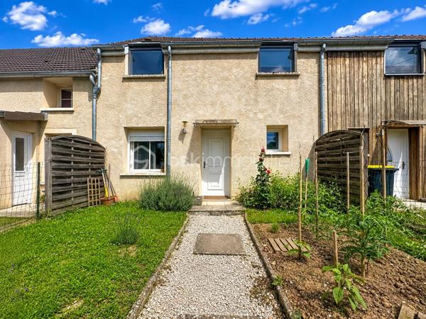 ✨En exclusivité chez BSK Immobilier !✨

🏠Venez découvrir cette charmante maison mitoyenne, entièrement rénovée en 2011, idéalement situé dans un environnement calme et agréable.

Au rez-de-chaussée, vous serez séduit par une entrée desservant une belle pièce de vie lumineuse avec salon/séjour, ouverte sur une cuisine aménagée et équipée. Cet espace convivial offre un accès direct à une agréable terrasse ainsi qu'à un jardin privatif, parfait pour profiter des beaux jours. Un WC indépendant avec un espace buanderie/cellier complète ce niveau.

À l'étage, un palier dessert trois belles chambres ainsi qu'une salle de bains avec WC.

❤️Les + de ce bien :

* Construction 2011
* Terrasse et jardin privatif
* Fenêtres en PVC double vitrage
* Volets roulants
* Climatisation réversible
* Installation électrique conforme
* Environnement calme

Ce bien est idéal pour une première acquisition ou un investissement locatif.

Une belle opportunité à ne pas manquer ! Contactez-moi dès maintenant pour organiser une visite.