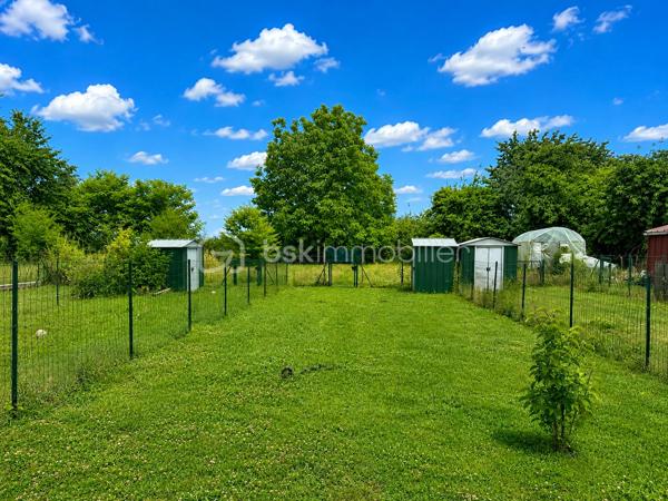 ✨En exclusivité chez BSK Immobilier !✨

🏠Venez découvrir cette charmante maison mitoyenne, entièrement rénovée en 2011, idéalement situé dans un environnement calme et agréable.

Au rez-de-chaussée, vous serez séduit par une entrée desservant une belle pièce de vie lumineuse avec salon/séjour, ouverte sur une cuisine aménagée et équipée. Cet espace convivial offre un accès direct à une agréable terrasse ainsi qu'à un jardin privatif, parfait pour profiter des beaux jours. Un WC indépendant avec un espace buanderie/cellier complète ce niveau.

À l'étage, un palier dessert trois belles chambres ainsi qu'une salle de bains avec WC.

❤️Les + de ce bien :

* Construction 2011
* Terrasse et jardin privatif
* Fenêtres en PVC double vitrage
* Volets roulants
* Climatisation réversible
* Installation électrique conforme
* Environnement calme

Ce bien est idéal pour une première acquisition ou un investissement locatif.

Une belle opportunité à ne pas manquer ! Contactez-moi dès maintenant pour organiser une visite.