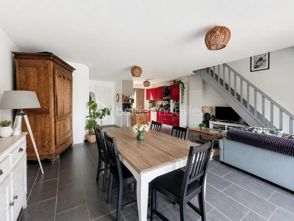 ✨En exclusivité chez BSK Immobilier !✨

🏠Venez découvrir cette charmante maison mitoyenne, entièrement rénovée en 2011, idéalement situé dans un environnement calme et agréable.

Au rez-de-chaussée, vous serez séduit par une entrée desservant une belle pièce de vie lumineuse avec salon/séjour, ouverte sur une cuisine aménagée et équipée. Cet espace convivial offre un accès direct à une agréable terrasse ainsi qu'à un jardin privatif, parfait pour profiter des beaux jours. Un WC indépendant avec un espace buanderie/cellier complète ce niveau.

À l'étage, un palier dessert trois belles chambres ainsi qu'une salle de bains avec WC.

❤️Les + de ce bien :

* Construction 2011
* Terrasse et jardin privatif
* Fenêtres en PVC double vitrage
* Volets roulants
* Climatisation réversible
* Installation électrique conforme
* Environnement calme

Ce bien est idéal pour une première acquisition ou un investissement locatif.

Une belle opportunité à ne pas manquer ! Contactez-moi dès maintenant pour organiser une visite.