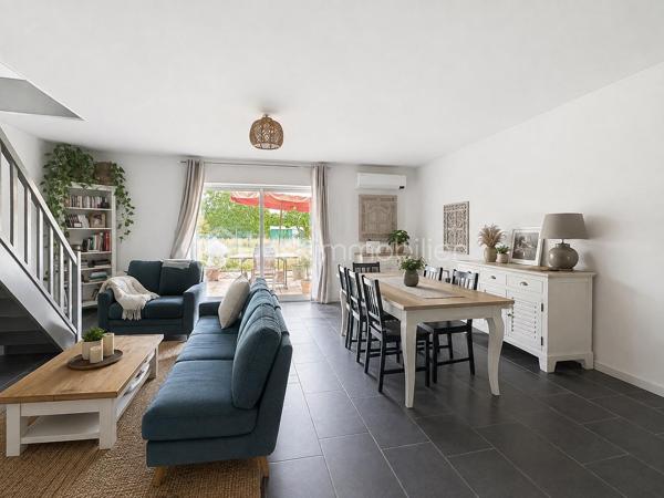 ✨En exclusivité chez BSK Immobilier !✨

🏠Venez découvrir cette charmante maison mitoyenne, entièrement rénovée en 2011, idéalement situé dans un environnement calme et agréable.

Au rez-de-chaussée, vous serez séduit par une entrée desservant une belle pièce de vie lumineuse avec salon/séjour, ouverte sur une cuisine aménagée et équipée. Cet espace convivial offre un accès direct à une agréable terrasse ainsi qu'à un jardin privatif, parfait pour profiter des beaux jours. Un WC indépendant avec un espace buanderie/cellier complète ce niveau.

À l'étage, un palier dessert trois belles chambres ainsi qu'une salle de bains avec WC.

❤️Les + de ce bien :

* Construction 2011
* Terrasse et jardin privatif
* Fenêtres en PVC double vitrage
* Volets roulants
* Climatisation réversible
* Installation électrique conforme
* Environnement calme

Ce bien est idéal pour une première acquisition ou un investissement locatif.

Une belle opportunité à ne pas manquer ! Contactez-moi dès maintenant pour organiser une visite.