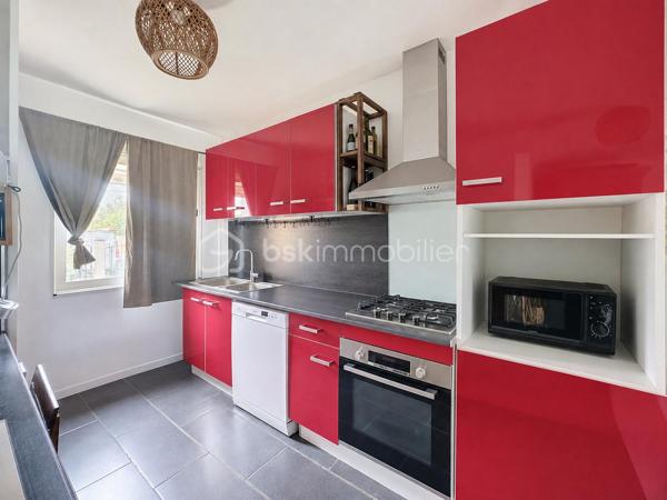 ✨En exclusivité chez BSK Immobilier !✨

🏠Venez découvrir cette charmante maison mitoyenne, entièrement rénovée en 2011, idéalement situé dans un environnement calme et agréable.

Au rez-de-chaussée, vous serez séduit par une entrée desservant une belle pièce de vie lumineuse avec salon/séjour, ouverte sur une cuisine aménagée et équipée. Cet espace convivial offre un accès direct à une agréable terrasse ainsi qu'à un jardin privatif, parfait pour profiter des beaux jours. Un WC indépendant avec un espace buanderie/cellier complète ce niveau.

À l'étage, un palier dessert trois belles chambres ainsi qu'une salle de bains avec WC.

❤️Les + de ce bien :

* Construction 2011
* Terrasse et jardin privatif
* Fenêtres en PVC double vitrage
* Volets roulants
* Climatisation réversible
* Installation électrique conforme
* Environnement calme

Ce bien est idéal pour une première acquisition ou un investissement locatif.

Une belle opportunité à ne pas manquer ! Contactez-moi dès maintenant pour organiser une visite.