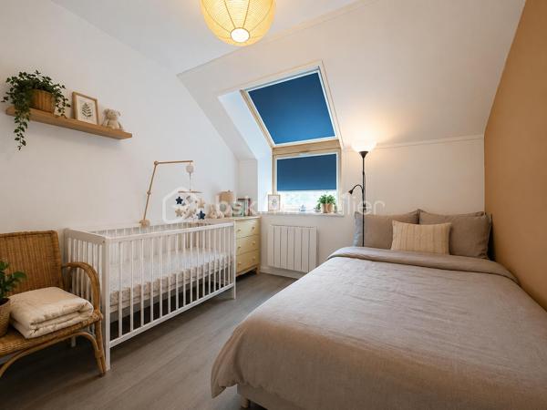 ✨En exclusivité chez BSK Immobilier !✨

🏠Venez découvrir cette charmante maison mitoyenne, entièrement rénovée en 2011, idéalement situé dans un environnement calme et agréable.

Au rez-de-chaussée, vous serez séduit par une entrée desservant une belle pièce de vie lumineuse avec salon/séjour, ouverte sur une cuisine aménagée et équipée. Cet espace convivial offre un accès direct à une agréable terrasse ainsi qu'à un jardin privatif, parfait pour profiter des beaux jours. Un WC indépendant avec un espace buanderie/cellier complète ce niveau.

À l'étage, un palier dessert trois belles chambres ainsi qu'une salle de bains avec WC.

❤️Les + de ce bien :

* Construction 2011
* Terrasse et jardin privatif
* Fenêtres en PVC double vitrage
* Volets roulants
* Climatisation réversible
* Installation électrique conforme
* Environnement calme

Ce bien est idéal pour une première acquisition ou un investissement locatif.

Une belle opportunité à ne pas manquer ! Contactez-moi dès maintenant pour organiser une visite.