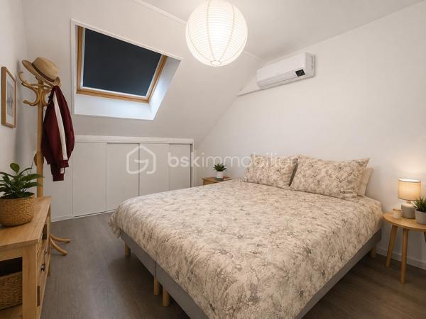 ✨En exclusivité chez BSK Immobilier !✨

🏠Venez découvrir cette charmante maison mitoyenne, entièrement rénovée en 2011, idéalement situé dans un environnement calme et agréable.

Au rez-de-chaussée, vous serez séduit par une entrée desservant une belle pièce de vie lumineuse avec salon/séjour, ouverte sur une cuisine aménagée et équipée. Cet espace convivial offre un accès direct à une agréable terrasse ainsi qu'à un jardin privatif, parfait pour profiter des beaux jours. Un WC indépendant avec un espace buanderie/cellier complète ce niveau.

À l'étage, un palier dessert trois belles chambres ainsi qu'une salle de bains avec WC.

❤️Les + de ce bien :

* Construction 2011
* Terrasse et jardin privatif
* Fenêtres en PVC double vitrage
* Volets roulants
* Climatisation réversible
* Installation électrique conforme
* Environnement calme

Ce bien est idéal pour une première acquisition ou un investissement locatif.

Une belle opportunité à ne pas manquer ! Contactez-moi dès maintenant pour organiser une visite.
