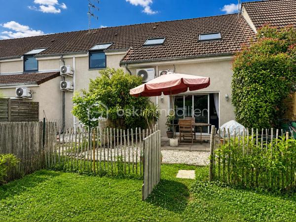 ✨En exclusivité chez BSK Immobilier !✨

🏠Venez découvrir cette charmante maison mitoyenne, entièrement rénovée en 2011, idéalement situé dans un environnement calme et agréable.

Au rez-de-chaussée, vous serez séduit par une entrée desservant une belle pièce de vie lumineuse avec salon/séjour, ouverte sur une cuisine aménagée et équipée. Cet espace convivial offre un accès direct à une agréable terrasse ainsi qu'à un jardin privatif, parfait pour profiter des beaux jours. Un WC indépendant avec un espace buanderie/cellier complète ce niveau.

À l'étage, un palier dessert trois belles chambres ainsi qu'une salle de bains avec WC.

❤️Les + de ce bien :

* Construction 2011
* Terrasse et jardin privatif
* Fenêtres en PVC double vitrage
* Volets roulants
* Climatisation réversible
* Installation électrique conforme
* Environnement calme

Ce bien est idéal pour une première acquisition ou un investissement locatif.

Une belle opportunité à ne pas manquer ! Contactez-moi dès maintenant pour organiser une visite.