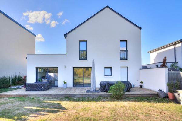 Maison moderne avec grand jardin !