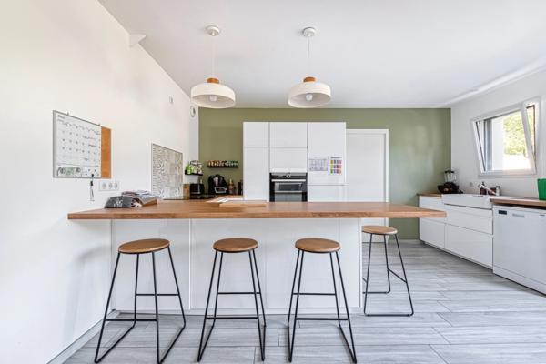 Maison moderne avec grand jardin !