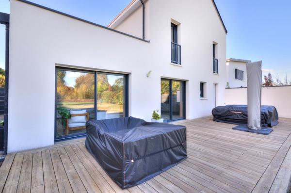 Maison moderne avec grand jardin !