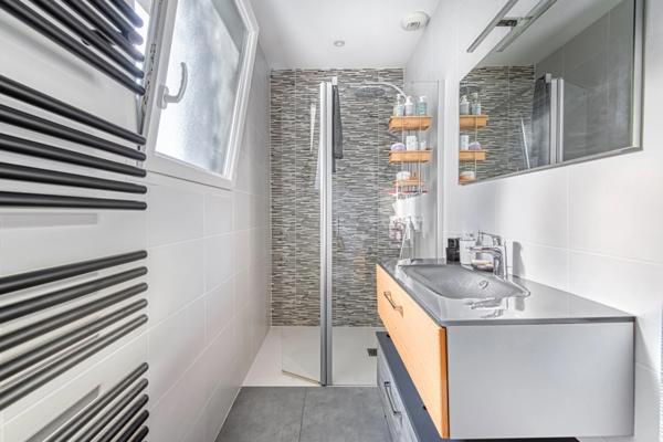 Maison moderne avec grand jardin !