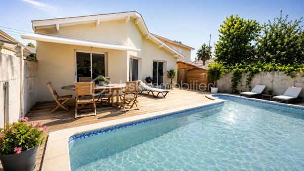 Située au cœur du très recherché quartier des Musiciens à Pessac, cette agréable maison familiale de 136 m² est édifiée sur une parcelle de 330 m² avec piscine.

Dès l’entrée, vous découvrirez un vaste espace de vie convivial et lumineux, composé d’un salon-séjour avec cheminée et d’une cuisine ouverte, aménagée et rénovée en 2022. L’ensemble bénéficie d’un accès direct aux extérieurs et à la piscine, offrant une agréable continuité entre intérieur et extérieur.

Le rez-de-chaussée comprend également un cellier, une grande chambre avec rangements prolongée par une spacieuse salle d’eau entièrement rénovée en 2022, ainsi qu’une seconde chambre, actuellement aménagée en bureau.

À l’étage, deux chambres mansardées, dont une vaste avec de nombreux rangements, ainsi qu’une salle d’eau complètent l’espace nuit.

La maison bénéficie d’une bonne isolation, d’une chaudière gaz à condensation installée en 2012, de la climatisation et d’une façade repeinte en 2025. Possibilité de stationner sur la parcelle.

Son emplacement constitue un véritable atout : écoles, commerces et transports sont facilement accessibles, avec un accès rapide au tramway ligne B et aux lignes de bus. Le centre-ville de Bordeaux ainsi que le CHU Pellegrin sont également rapidement accessibles.

Une maison familiale chaleureuse, offrant de beaux volumes, quatre chambres, deux salles d’eau et une piscine, dans un secteur résidentiel particulièrement recherché de Pessac.
N’hésitez pas à me contacter pour obtenir davantage d’informations ou organiser une visite.