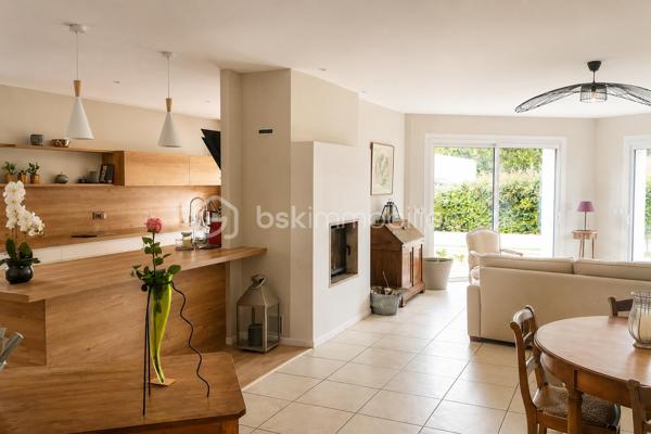 Située au cœur du très recherché quartier des Musiciens à Pessac, cette agréable maison familiale de 136 m² est édifiée sur une parcelle de 330 m² avec piscine.

Dès l’entrée, vous découvrirez un vaste espace de vie convivial et lumineux, composé d’un salon-séjour avec cheminée et d’une cuisine ouverte, aménagée et rénovée en 2022. L’ensemble bénéficie d’un accès direct aux extérieurs et à la piscine, offrant une agréable continuité entre intérieur et extérieur.

Le rez-de-chaussée comprend également un cellier, une grande chambre avec rangements prolongée par une spacieuse salle d’eau entièrement rénovée en 2022, ainsi qu’une seconde chambre, actuellement aménagée en bureau.

À l’étage, deux chambres mansardées, dont une vaste avec de nombreux rangements, ainsi qu’une salle d’eau complètent l’espace nuit.

La maison bénéficie d’une bonne isolation, d’une chaudière gaz à condensation installée en 2012, de la climatisation et d’une façade repeinte en 2025. Possibilité de stationner sur la parcelle.

Son emplacement constitue un véritable atout : écoles, commerces et transports sont facilement accessibles, avec un accès rapide au tramway ligne B et aux lignes de bus. Le centre-ville de Bordeaux ainsi que le CHU Pellegrin sont également rapidement accessibles.

Une maison familiale chaleureuse, offrant de beaux volumes, quatre chambres, deux salles d’eau et une piscine, dans un secteur résidentiel particulièrement recherché de Pessac.
N’hésitez pas à me contacter pour obtenir davantage d’informations ou organiser une visite.