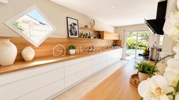 Située au cœur du très recherché quartier des Musiciens à Pessac, cette agréable maison familiale de 136 m² est édifiée sur une parcelle de 330 m² avec piscine.

Dès l’entrée, vous découvrirez un vaste espace de vie convivial et lumineux, composé d’un salon-séjour avec cheminée et d’une cuisine ouverte, aménagée et rénovée en 2022. L’ensemble bénéficie d’un accès direct aux extérieurs et à la piscine, offrant une agréable continuité entre intérieur et extérieur.

Le rez-de-chaussée comprend également un cellier, une grande chambre avec rangements prolongée par une spacieuse salle d’eau entièrement rénovée en 2022, ainsi qu’une seconde chambre, actuellement aménagée en bureau.

À l’étage, deux chambres mansardées, dont une vaste avec de nombreux rangements, ainsi qu’une salle d’eau complètent l’espace nuit.

La maison bénéficie d’une bonne isolation, d’une chaudière gaz à condensation installée en 2012, de la climatisation et d’une façade repeinte en 2025. Possibilité de stationner sur la parcelle.

Son emplacement constitue un véritable atout : écoles, commerces et transports sont facilement accessibles, avec un accès rapide au tramway ligne B et aux lignes de bus. Le centre-ville de Bordeaux ainsi que le CHU Pellegrin sont également rapidement accessibles.

Une maison familiale chaleureuse, offrant de beaux volumes, quatre chambres, deux salles d’eau et une piscine, dans un secteur résidentiel particulièrement recherché de Pessac.
N’hésitez pas à me contacter pour obtenir davantage d’informations ou organiser une visite.