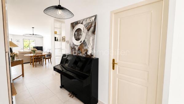 Située au cœur du très recherché quartier des Musiciens à Pessac, cette agréable maison familiale de 136 m² est édifiée sur une parcelle de 330 m² avec piscine.

Dès l’entrée, vous découvrirez un vaste espace de vie convivial et lumineux, composé d’un salon-séjour avec cheminée et d’une cuisine ouverte, aménagée et rénovée en 2022. L’ensemble bénéficie d’un accès direct aux extérieurs et à la piscine, offrant une agréable continuité entre intérieur et extérieur.

Le rez-de-chaussée comprend également un cellier, une grande chambre avec rangements prolongée par une spacieuse salle d’eau entièrement rénovée en 2022, ainsi qu’une seconde chambre, actuellement aménagée en bureau.

À l’étage, deux chambres mansardées, dont une vaste avec de nombreux rangements, ainsi qu’une salle d’eau complètent l’espace nuit.

La maison bénéficie d’une bonne isolation, d’une chaudière gaz à condensation installée en 2012, de la climatisation et d’une façade repeinte en 2025. Possibilité de stationner sur la parcelle.

Son emplacement constitue un véritable atout : écoles, commerces et transports sont facilement accessibles, avec un accès rapide au tramway ligne B et aux lignes de bus. Le centre-ville de Bordeaux ainsi que le CHU Pellegrin sont également rapidement accessibles.

Une maison familiale chaleureuse, offrant de beaux volumes, quatre chambres, deux salles d’eau et une piscine, dans un secteur résidentiel particulièrement recherché de Pessac.
N’hésitez pas à me contacter pour obtenir davantage d’informations ou organiser une visite.