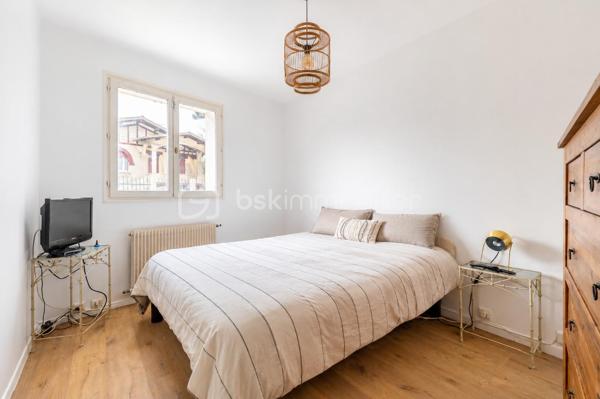 Située au cœur du très recherché quartier des Musiciens à Pessac, cette agréable maison familiale de 136 m² est édifiée sur une parcelle de 330 m² avec piscine.

Dès l’entrée, vous découvrirez un vaste espace de vie convivial et lumineux, composé d’un salon-séjour avec cheminée et d’une cuisine ouverte, aménagée et rénovée en 2022. L’ensemble bénéficie d’un accès direct aux extérieurs et à la piscine, offrant une agréable continuité entre intérieur et extérieur.

Le rez-de-chaussée comprend également un cellier, une grande chambre avec rangements prolongée par une spacieuse salle d’eau entièrement rénovée en 2022, ainsi qu’une seconde chambre, actuellement aménagée en bureau.

À l’étage, deux chambres mansardées, dont une vaste avec de nombreux rangements, ainsi qu’une salle d’eau complètent l’espace nuit.

La maison bénéficie d’une bonne isolation, d’une chaudière gaz à condensation installée en 2012, de la climatisation et d’une façade repeinte en 2025. Possibilité de stationner sur la parcelle.

Son emplacement constitue un véritable atout : écoles, commerces et transports sont facilement accessibles, avec un accès rapide au tramway ligne B et aux lignes de bus. Le centre-ville de Bordeaux ainsi que le CHU Pellegrin sont également rapidement accessibles.

Une maison familiale chaleureuse, offrant de beaux volumes, quatre chambres, deux salles d’eau et une piscine, dans un secteur résidentiel particulièrement recherché de Pessac.
N’hésitez pas à me contacter pour obtenir davantage d’informations ou organiser une visite.