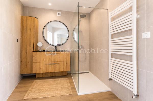 Située au cœur du très recherché quartier des Musiciens à Pessac, cette agréable maison familiale de 136 m² est édifiée sur une parcelle de 330 m² avec piscine.

Dès l’entrée, vous découvrirez un vaste espace de vie convivial et lumineux, composé d’un salon-séjour avec cheminée et d’une cuisine ouverte, aménagée et rénovée en 2022. L’ensemble bénéficie d’un accès direct aux extérieurs et à la piscine, offrant une agréable continuité entre intérieur et extérieur.

Le rez-de-chaussée comprend également un cellier, une grande chambre avec rangements prolongée par une spacieuse salle d’eau entièrement rénovée en 2022, ainsi qu’une seconde chambre, actuellement aménagée en bureau.

À l’étage, deux chambres mansardées, dont une vaste avec de nombreux rangements, ainsi qu’une salle d’eau complètent l’espace nuit.

La maison bénéficie d’une bonne isolation, d’une chaudière gaz à condensation installée en 2012, de la climatisation et d’une façade repeinte en 2025. Possibilité de stationner sur la parcelle.

Son emplacement constitue un véritable atout : écoles, commerces et transports sont facilement accessibles, avec un accès rapide au tramway ligne B et aux lignes de bus. Le centre-ville de Bordeaux ainsi que le CHU Pellegrin sont également rapidement accessibles.

Une maison familiale chaleureuse, offrant de beaux volumes, quatre chambres, deux salles d’eau et une piscine, dans un secteur résidentiel particulièrement recherché de Pessac.
N’hésitez pas à me contacter pour obtenir davantage d’informations ou organiser une visite.