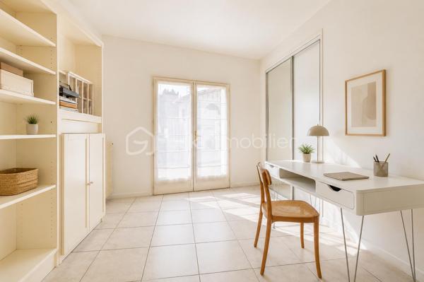 Située au cœur du très recherché quartier des Musiciens à Pessac, cette agréable maison familiale de 136 m² est édifiée sur une parcelle de 330 m² avec piscine.

Dès l’entrée, vous découvrirez un vaste espace de vie convivial et lumineux, composé d’un salon-séjour avec cheminée et d’une cuisine ouverte, aménagée et rénovée en 2022. L’ensemble bénéficie d’un accès direct aux extérieurs et à la piscine, offrant une agréable continuité entre intérieur et extérieur.

Le rez-de-chaussée comprend également un cellier, une grande chambre avec rangements prolongée par une spacieuse salle d’eau entièrement rénovée en 2022, ainsi qu’une seconde chambre, actuellement aménagée en bureau.

À l’étage, deux chambres mansardées, dont une vaste avec de nombreux rangements, ainsi qu’une salle d’eau complètent l’espace nuit.

La maison bénéficie d’une bonne isolation, d’une chaudière gaz à condensation installée en 2012, de la climatisation et d’une façade repeinte en 2025. Possibilité de stationner sur la parcelle.

Son emplacement constitue un véritable atout : écoles, commerces et transports sont facilement accessibles, avec un accès rapide au tramway ligne B et aux lignes de bus. Le centre-ville de Bordeaux ainsi que le CHU Pellegrin sont également rapidement accessibles.

Une maison familiale chaleureuse, offrant de beaux volumes, quatre chambres, deux salles d’eau et une piscine, dans un secteur résidentiel particulièrement recherché de Pessac.
N’hésitez pas à me contacter pour obtenir davantage d’informations ou organiser une visite.