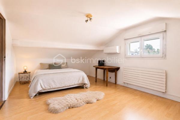 Située au cœur du très recherché quartier des Musiciens à Pessac, cette agréable maison familiale de 136 m² est édifiée sur une parcelle de 330 m² avec piscine.

Dès l’entrée, vous découvrirez un vaste espace de vie convivial et lumineux, composé d’un salon-séjour avec cheminée et d’une cuisine ouverte, aménagée et rénovée en 2022. L’ensemble bénéficie d’un accès direct aux extérieurs et à la piscine, offrant une agréable continuité entre intérieur et extérieur.

Le rez-de-chaussée comprend également un cellier, une grande chambre avec rangements prolongée par une spacieuse salle d’eau entièrement rénovée en 2022, ainsi qu’une seconde chambre, actuellement aménagée en bureau.

À l’étage, deux chambres mansardées, dont une vaste avec de nombreux rangements, ainsi qu’une salle d’eau complètent l’espace nuit.

La maison bénéficie d’une bonne isolation, d’une chaudière gaz à condensation installée en 2012, de la climatisation et d’une façade repeinte en 2025. Possibilité de stationner sur la parcelle.

Son emplacement constitue un véritable atout : écoles, commerces et transports sont facilement accessibles, avec un accès rapide au tramway ligne B et aux lignes de bus. Le centre-ville de Bordeaux ainsi que le CHU Pellegrin sont également rapidement accessibles.

Une maison familiale chaleureuse, offrant de beaux volumes, quatre chambres, deux salles d’eau et une piscine, dans un secteur résidentiel particulièrement recherché de Pessac.
N’hésitez pas à me contacter pour obtenir davantage d’informations ou organiser une visite.