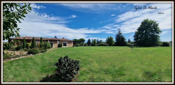 Maison à vendre 8 pièces FEILLENS (01) Atypique, plain-pied,piscine charme, pierre, vue dégagée, suite