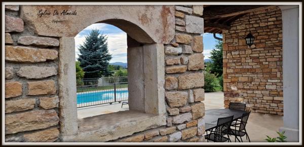 Maison à vendre 8 pièces FEILLENS (01) Atypique, plain-pied,piscine charme, pierre, vue dégagée, suite