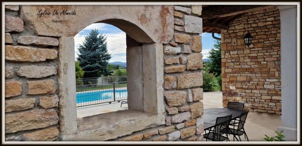 Maison à vendre 8 pièces FEILLENS (01) Atypique, plain-pied,piscine charme, pierre, vue dégagée, suite