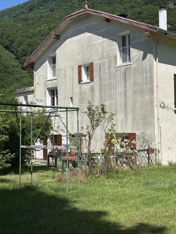 PEAGE DE VIZILLE – MAISON À RÉNOVER SUR GRAND TERRAIN

Maison de caractère d'environ 151 m² habitables (et 217m2 utiles) située au  calme, offrant une vue dégagée.

Elle comprend actuellement un salon avec cheminée, une cuisine, 4 chambres, un bureau situé dans l'extension, une grande buanderie, un garage de 36 m² et des combles aménageables offrant ainsi de nombreuses possibilités d'aménagement.

D'importants travaux de rénovation sont à prévoir laissant la possibilité de repenser les espaces selon vos envies et vos besoins.

Terrain offrant un potentiel d'évolution, sous réserve des autorisations d'urbanisme. Stationnement pour plusieurs véhicules.

À proximité immédiate des écoles et des commodités.