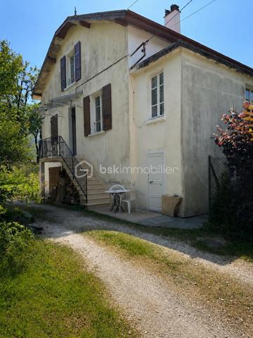 PEAGE DE VIZILLE – MAISON À RÉNOVER SUR GRAND TERRAIN

Maison de caractère d'environ 151 m² habitables (et 217m2 utiles) située au  calme, offrant une vue dégagée.

Elle comprend actuellement un salon avec cheminée, une cuisine, 4 chambres, un bureau situé dans l'extension, une grande buanderie, un garage de 36 m² et des combles aménageables offrant ainsi de nombreuses possibilités d'aménagement.

D'importants travaux de rénovation sont à prévoir laissant la possibilité de repenser les espaces selon vos envies et vos besoins.

Terrain offrant un potentiel d'évolution, sous réserve des autorisations d'urbanisme. Stationnement pour plusieurs véhicules.

À proximité immédiate des écoles et des commodités.