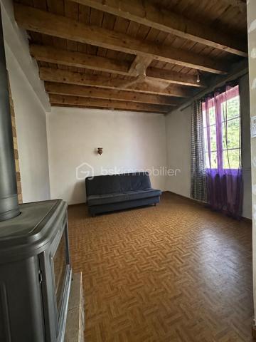 PEAGE DE VIZILLE – MAISON À RÉNOVER SUR GRAND TERRAIN

Maison de caractère d'environ 151 m² habitables (et 217m2 utiles) située au  calme, offrant une vue dégagée.

Elle comprend actuellement un salon avec cheminée, une cuisine, 4 chambres, un bureau situé dans l'extension, une grande buanderie, un garage de 36 m² et des combles aménageables offrant ainsi de nombreuses possibilités d'aménagement.

D'importants travaux de rénovation sont à prévoir laissant la possibilité de repenser les espaces selon vos envies et vos besoins.

Terrain offrant un potentiel d'évolution, sous réserve des autorisations d'urbanisme. Stationnement pour plusieurs véhicules.

À proximité immédiate des écoles et des commodités.