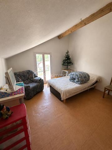 PEAGE DE VIZILLE – MAISON À RÉNOVER SUR GRAND TERRAIN

Maison de caractère d'environ 151 m² habitables (et 217m2 utiles) située au  calme, offrant une vue dégagée.

Elle comprend actuellement un salon avec cheminée, une cuisine, 4 chambres, un bureau situé dans l'extension, une grande buanderie, un garage de 36 m² et des combles aménageables offrant ainsi de nombreuses possibilités d'aménagement.

D'importants travaux de rénovation sont à prévoir laissant la possibilité de repenser les espaces selon vos envies et vos besoins.

Terrain offrant un potentiel d'évolution, sous réserve des autorisations d'urbanisme. Stationnement pour plusieurs véhicules.

À proximité immédiate des écoles et des commodités.