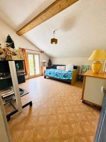 PEAGE DE VIZILLE – MAISON À RÉNOVER SUR GRAND TERRAIN

Maison de caractère d'environ 151 m² habitables (et 217m2 utiles) située au  calme, offrant une vue dégagée.

Elle comprend actuellement un salon avec cheminée, une cuisine, 4 chambres, un bureau situé dans l'extension, une grande buanderie, un garage de 36 m² et des combles aménageables offrant ainsi de nombreuses possibilités d'aménagement.

D'importants travaux de rénovation sont à prévoir laissant la possibilité de repenser les espaces selon vos envies et vos besoins.

Terrain offrant un potentiel d'évolution, sous réserve des autorisations d'urbanisme. Stationnement pour plusieurs véhicules.

À proximité immédiate des écoles et des commodités.