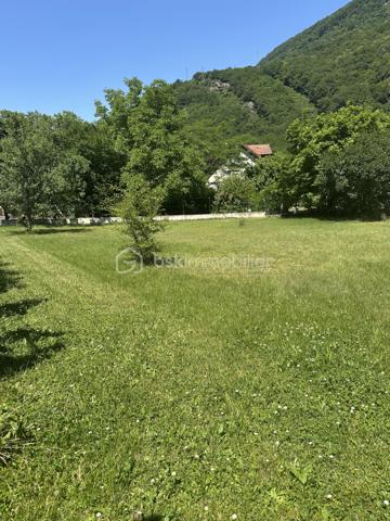 PEAGE DE VIZILLE – MAISON À RÉNOVER SUR GRAND TERRAIN

Maison de caractère d'environ 151 m² habitables (et 217m2 utiles) située au  calme, offrant une vue dégagée.

Elle comprend actuellement un salon avec cheminée, une cuisine, 4 chambres, un bureau situé dans l'extension, une grande buanderie, un garage de 36 m² et des combles aménageables offrant ainsi de nombreuses possibilités d'aménagement.

D'importants travaux de rénovation sont à prévoir laissant la possibilité de repenser les espaces selon vos envies et vos besoins.

Terrain offrant un potentiel d'évolution, sous réserve des autorisations d'urbanisme. Stationnement pour plusieurs véhicules.

À proximité immédiate des écoles et des commodités.