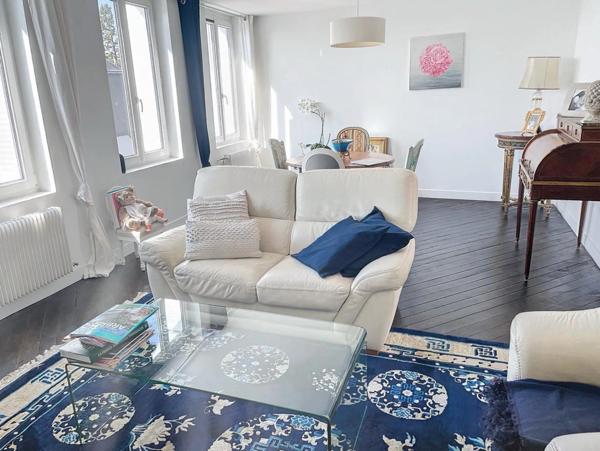 À vendre Route de Neufchâtel (proche ROUEN): Maison de ville avec jardin et terrasse