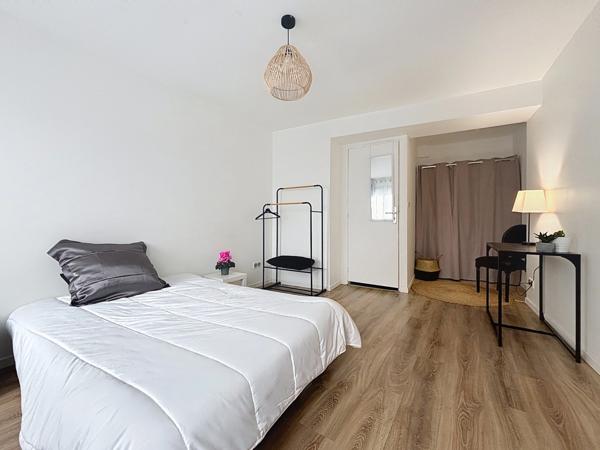 À vendre Route de Neufchâtel (proche ROUEN): Maison de ville avec jardin et terrasse