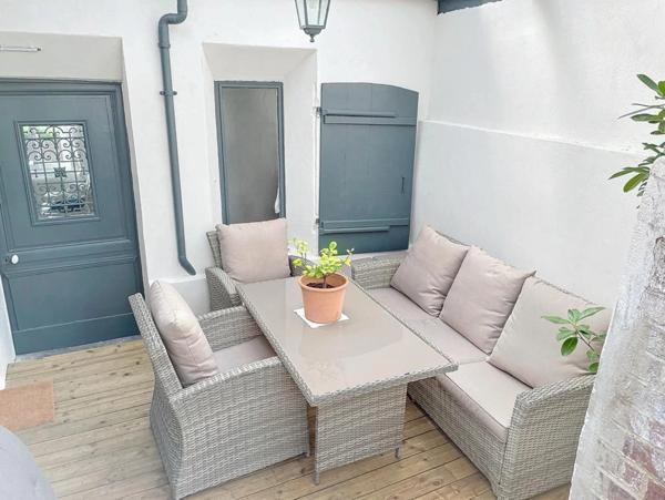 À vendre Route de Neufchâtel (proche ROUEN): Maison de ville avec jardin et terrasse
