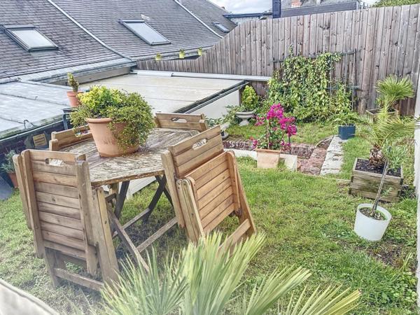À vendre Route de Neufchâtel (proche ROUEN): Maison de ville avec jardin et terrasse