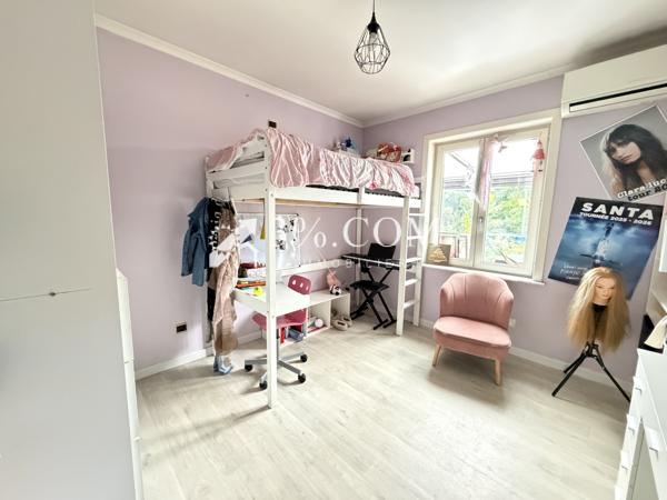 Maison
                                                                                                                                                                                                                                                                                                                        7 pièce(s)                                                                                                                                                                                                          5 chambre(s)                                                                                                                                                                                                          180  m²