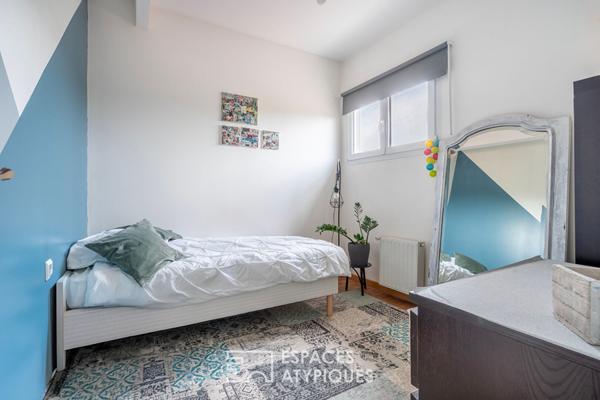 Maison familiale contemporaine avec jardin et dépendance